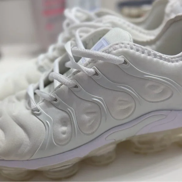 All-White Athletic Sneakers - Minimal Design AIR VAPORMAX PLUS - Picture 1 of 8